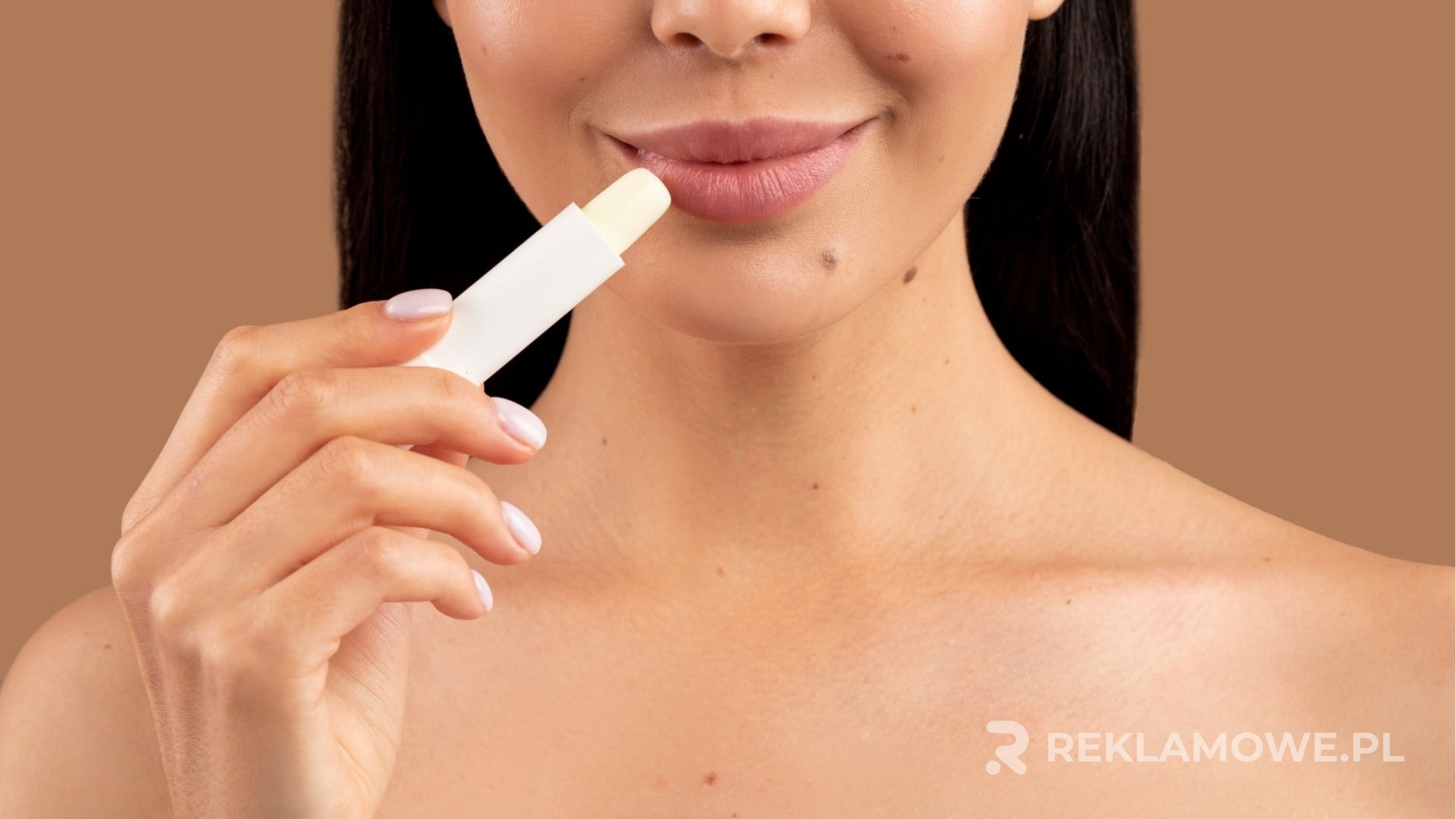 Dziewczyna z idealnie dopracowaną szminką reklamuje produkt