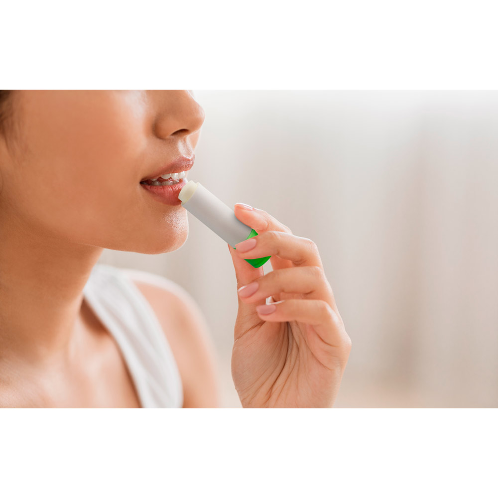 Pomadka reklamowa jolie vegan. wegański balsam do ust, wykonany z abs (100% rabs) i pp, z aromatem waniliowym 95095_amb JOLIE VEGAN. Wegański balsam do ust, wykonany z ABS (100% rABS) i PP, z aromatem waniliowym 95095_amb