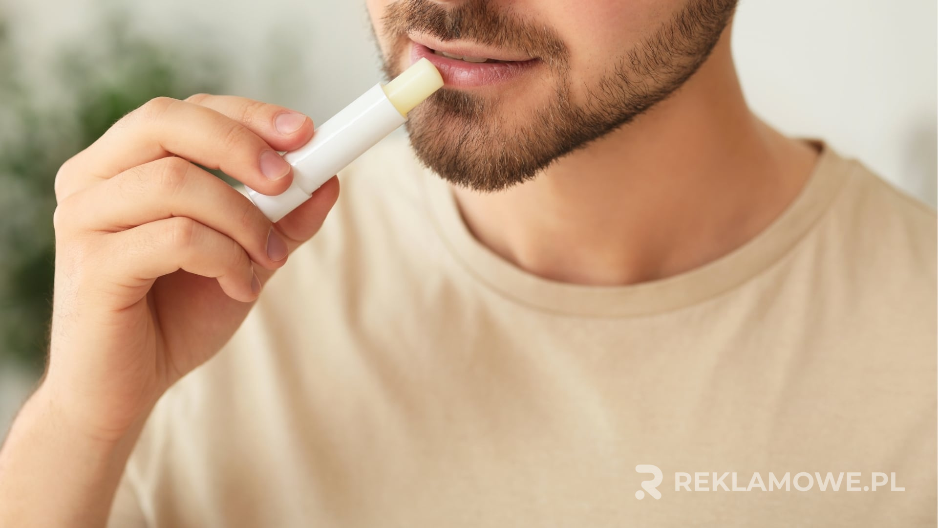 Pomadka reklamowa z filtrem UV jako praktyczny gadżet promocyjny na lato