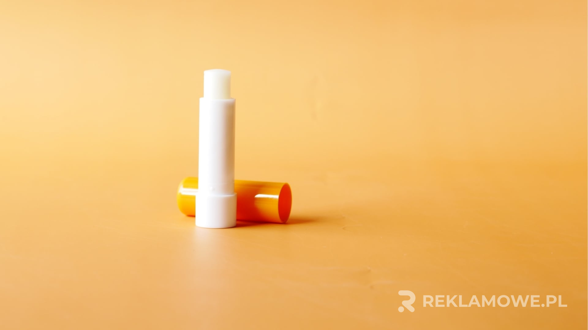 Efektywność reklamowa pomadek w porównaniu z innymi gadżetami