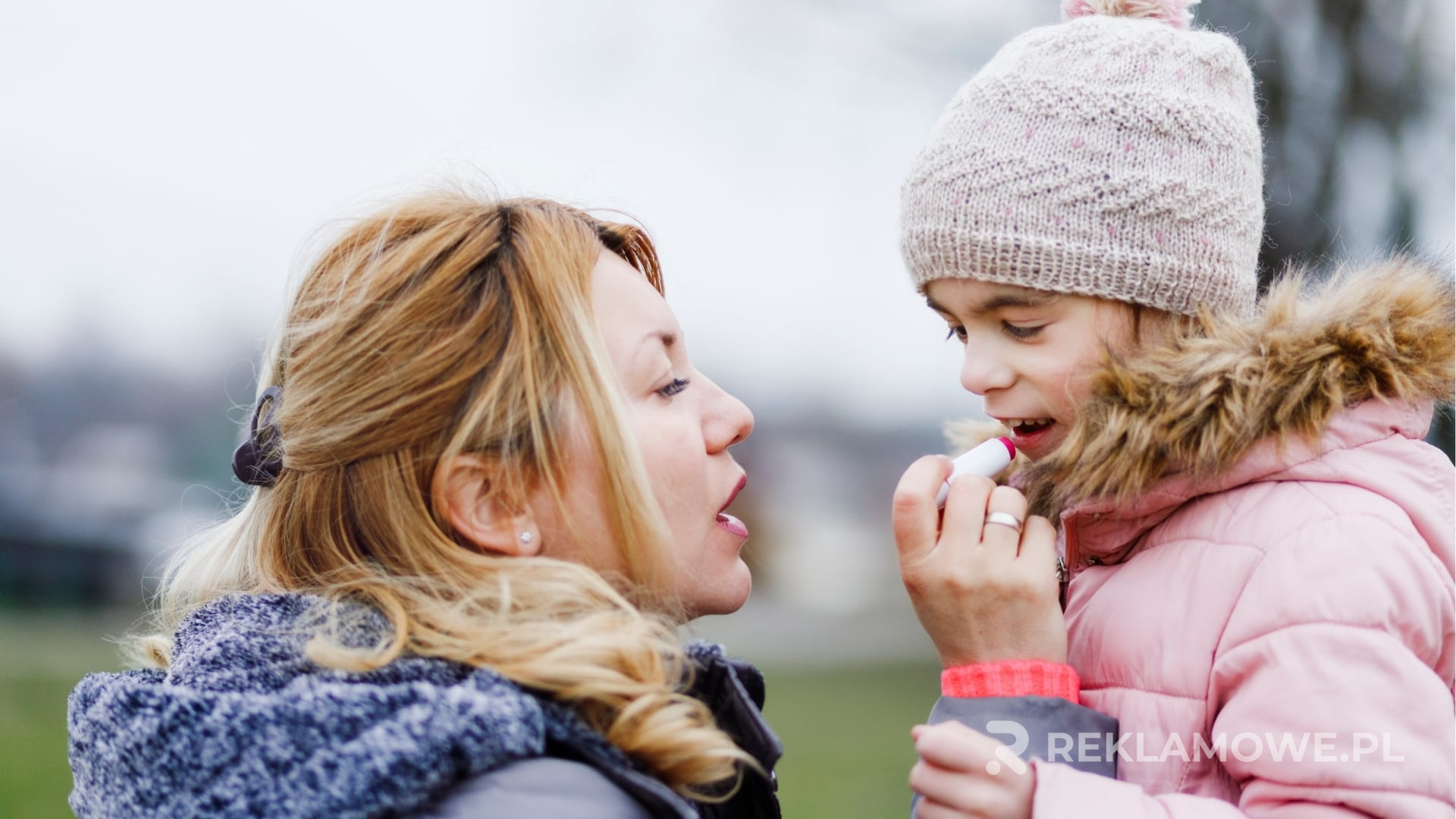Strategie Dystrybucji Pomadek Reklamowych Pomadki w różnych kolorach